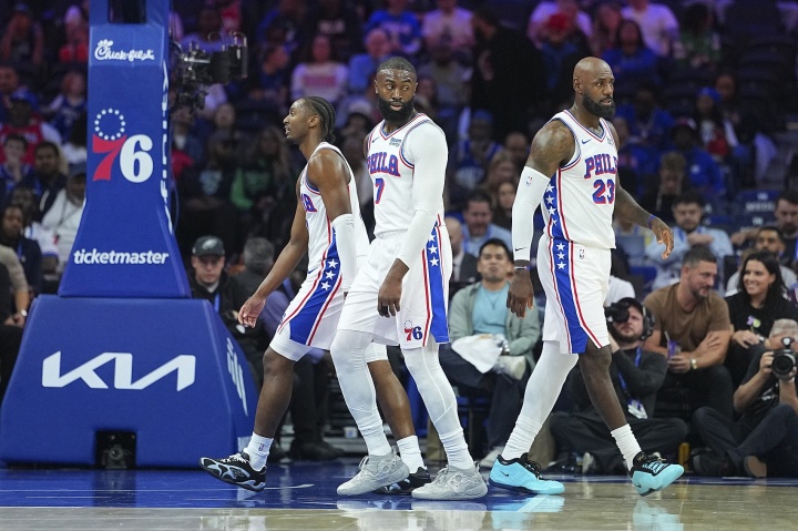 迪恩·韦德:76人有这么多超级巨星却没人争球权 这在NBA很少见 迪恩·韦德:76人有这么多超级巨星却没人争球权 这在NBA很少见